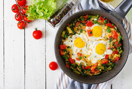 美味的早餐。蔬菜煎鸡蛋。Shakshuka。顶部视图。平躺