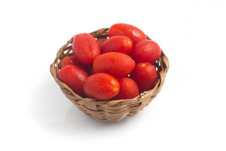 成一篮子樱桃西红柿