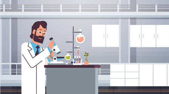 在实验室做研究的男性科学家实验室做科学实验医生室内水平