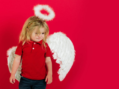 儿童或小天使男孩与羽毛的翅膀，晕