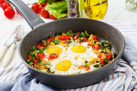 美味的早餐。蔬菜煎鸡蛋。Shakshuka