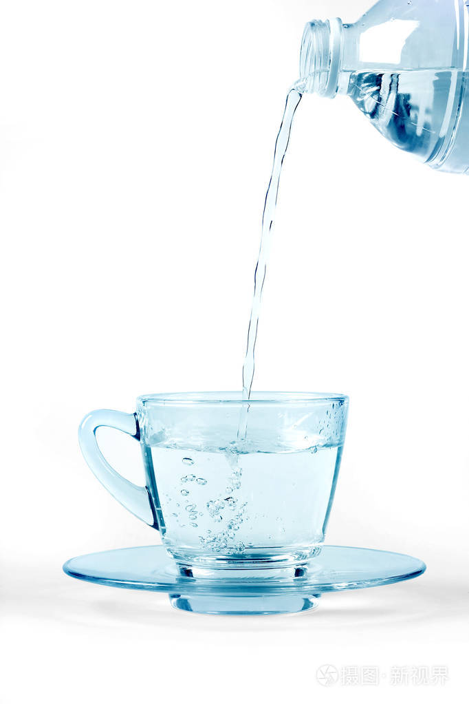 倒水入杯,从一个瓶子里,在白色背景上