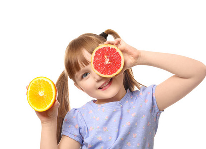 白色背景的柑橘类水果可爱的小女孩
