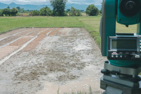 altometer 的土地测量师。大地测量用电子经纬仪设备