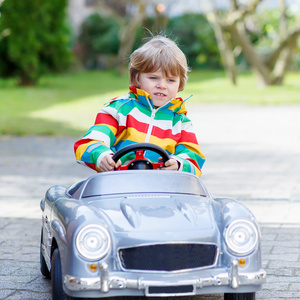 学龄前小孩户外驾驶大玩具旧的老式汽车，