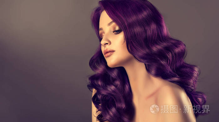 美丽的女孩与紫罗兰, 卷曲的头发在背景