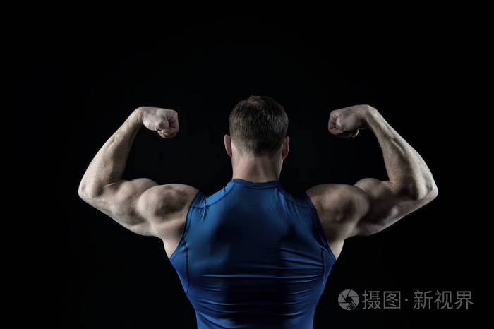 肌肉发达的身体训练在健身房的英俊健美男人