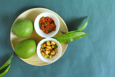顶部视图, 生芒果, 其片和芒果泡菜隔离在绿色背景, 浦那
