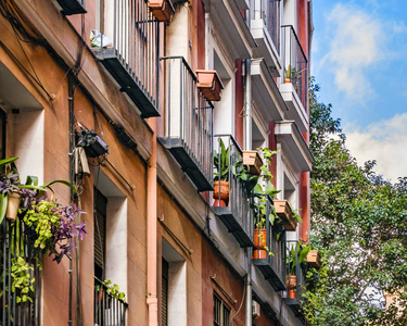 西班牙马德里城的旧式公寓建筑