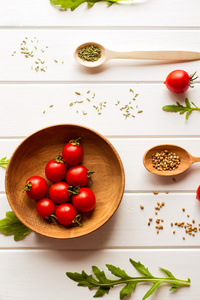 番茄酱 樱桃西红柿 新鲜的香草 大蒜 辣椒，在白色的木制背景的成分。食物或烹饪概念，顶视图