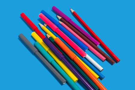 一堆多彩多姿的毡笔和铅笔图片