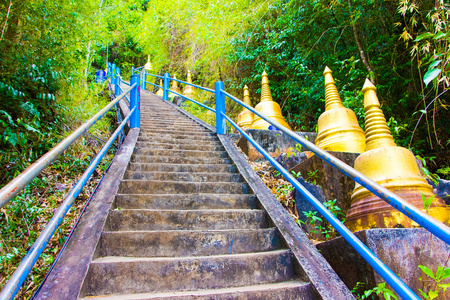 星和金黄佛塔在老虎洞寺庙, 笏 Tham Suea, 甲米, 泰国