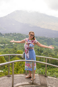 女高管上的热带巴厘岛，印度尼西亚的山地景观