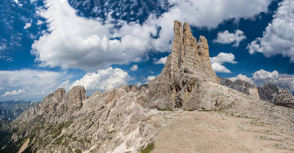 美丽的风景意大利秀丽, 白云岩在多云蓝色天空之下或 Dolomiti 山, Catinaccio 或诺伊斯, 加尔达 del V