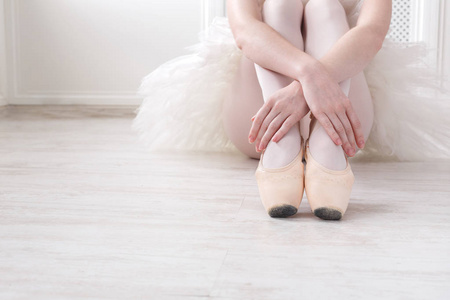 芭蕾舞女演员穿上足尖芭蕾鞋，优美的腿