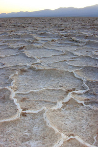 盐的单位，死亡谷的干燥开裂的土地
