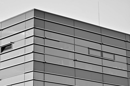 现代办公建筑用钢和玻璃制成的墙体。黑白相间
