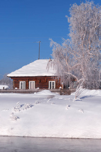 阿尔泰山俄罗斯乡村塔利察下冬季雪上银行