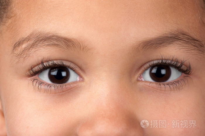 孩子们的眼睛盯着看