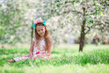 小女孩在盛开的樱花树花园户外