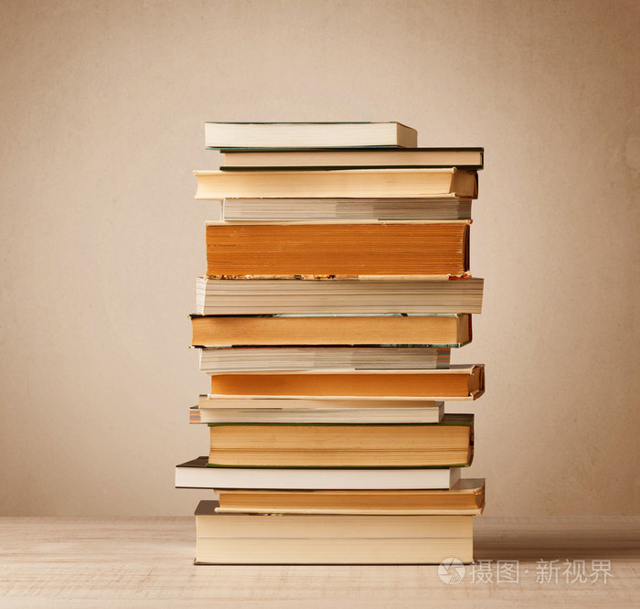 一摞书与老式的背景