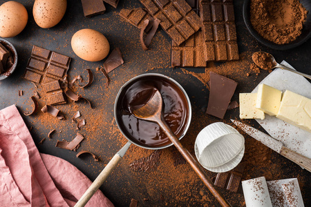 顶级的看法的过程中烹饪巧克力烘焙糕点与融化的巧克力。烹调巧克力配料