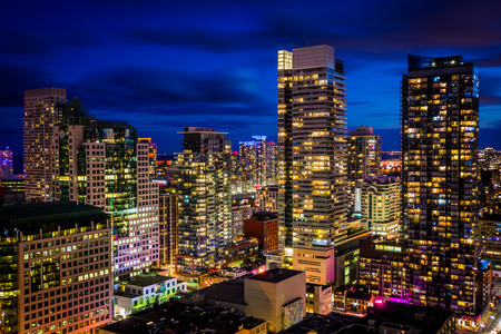 在晚上，在安大略省多伦多市市中心的摩天大楼的视图