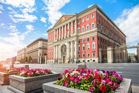 莫斯科在贝罗鲁斯卡亚街和五颜六色的花朵在一个夏日阳光明媚的清晨公园的建设