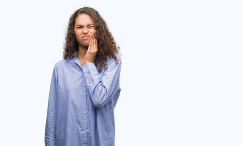 年轻的西班牙商界女性, 由于牙痛或牙齿疾病, 用手触摸嘴巴, 疼痛的表情。牙医概念