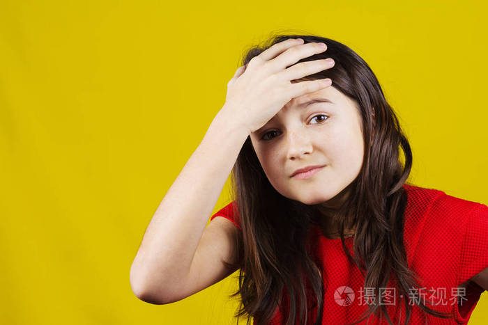 手牵着手在她头上的压力, 抑郁, 不开心的小女孩