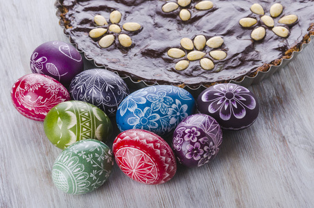复活节彩蛋和 mazurek 传统波兰复活节巧克力蛋糕