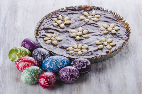 复活节彩蛋和 mazurek 传统波兰复活节巧克力蛋糕