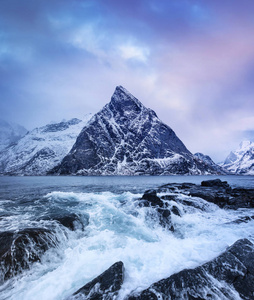 在暴风雨和多云天气的海景。挪威的自然海景