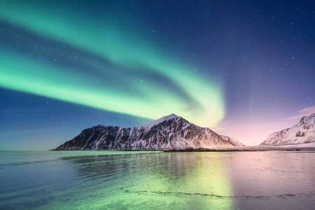 北部的光在山和海洋海岸之上。美丽的自然风景在挪威