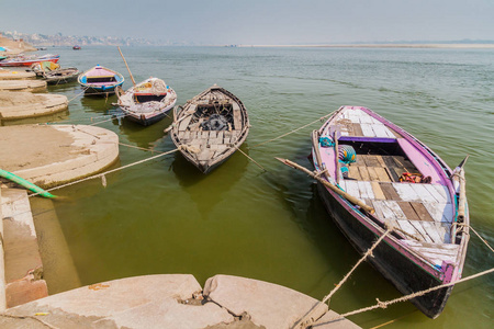 印度瓦拉纳西的恒河里的小船图片