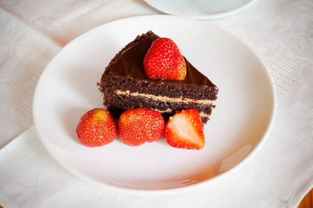 新鲜草莓与巧克力蛋糕