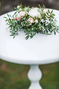 白色婚礼桌饰以绿花插花粉红色牡丹花