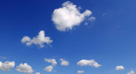蓝天上的浅积云。广角照片