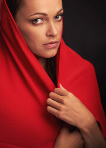 闭上一张女性脸的肖像。红色头巾的美丽的妇女