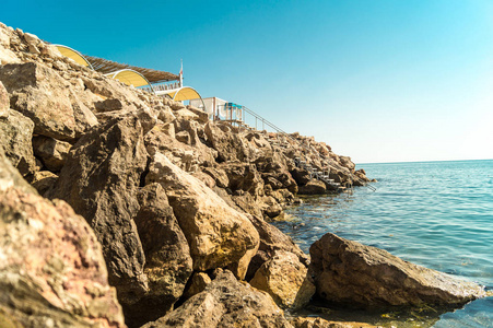 在阿尔巴尼亚的亚得里亚海。岩石入看见清澈的水游泳地方