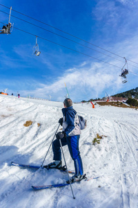 在冬天，Axles泰尔姆，法国在滑雪场上滑雪的老人滑雪者