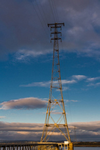 高电塔旁边的交叉路口, 澳, 英国。晨灯