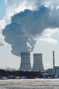 冷却塔的核电站或核发电厂与浓浓的烟雾。垂直图像