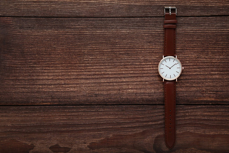 棕色木桌腕表