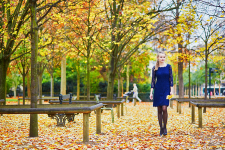美丽的年轻女子，在一个秋日巴黎卢森堡花园