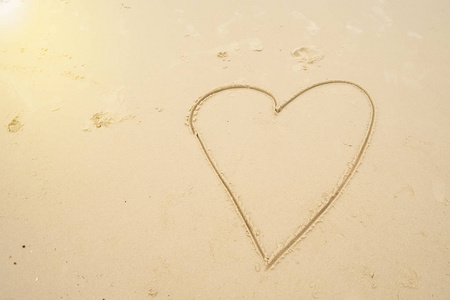 在海边沙滩上画的心