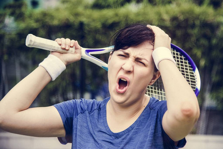 情绪化女子网球运动员输掉比赛