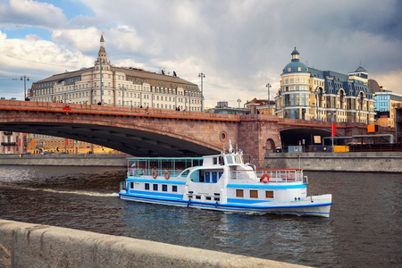 大 Moskvoretsky 桥船沿着莫斯科河。在莫斯科，俄罗斯的城市景观