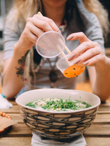 越南菜汤, 鸡, 面条, 新鲜香草和酱油在碗里