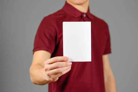 男人显示空白的白色传单小册子小册子。单张介绍